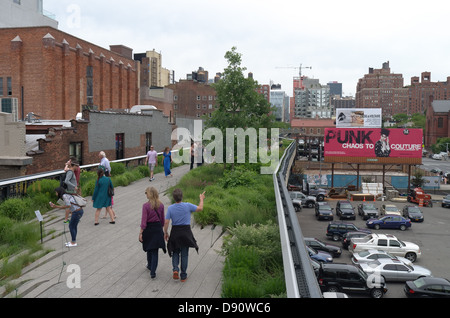 Blick auf die High Line erhöhte Eisenbahnschienen und Park in New York City Stockfoto