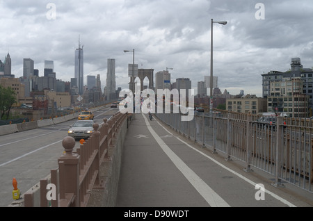 Fußgänger- und Fahrradweg auf der Brooklyn Bridge in New York Stockfoto