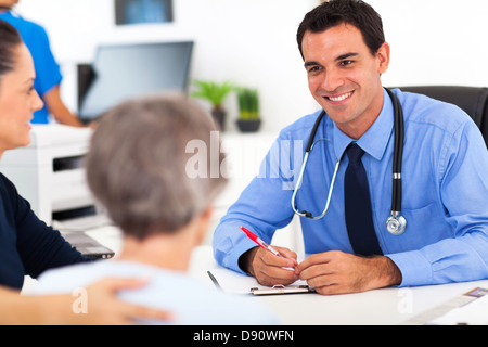 Arzt Beratung senior Patienten im Büro Stockfoto