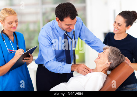 Arzt untersuchen senior Patienten im Büro Stockfoto