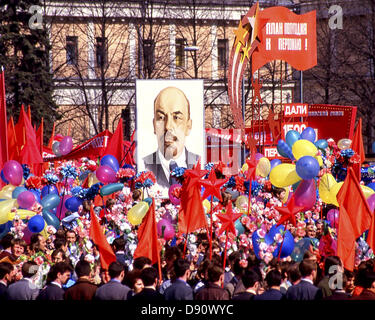 1. Mai 1987 - Moskau, RU - ist ein großes Plakat Portrait von Vladimir Lenin, russischer kommunistischer Revolutionär und Vater der Sowjetunion, inmitten einer bunten Reihe von Luftballons, Fahnen und Flaggen während der 1987 Maifeiertag Parade auf dem Roten Platz mitgeführt. (Kredit-Bild: © Arnold Drapkin/ZUMAPRESS.com) Stockfoto