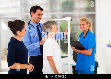 Messung der Höhe des älteren Patienten im Büro für Allgemeinmedizin Stockfoto