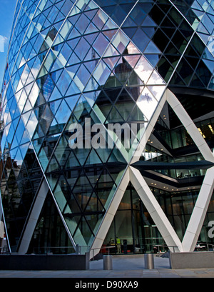 Eingang zum 30 St Mary Axe (Gherkin, Swiss Re Gebäude), City of London, London, England, Vereinigtes Königreich Stockfoto