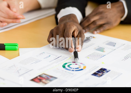 Nahaufnahme des Menschen '' s Hand zeigte auf Dokument Stockfoto