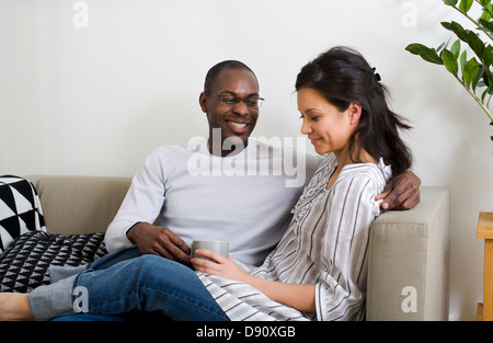 Paar erholsame auf sofa Stockfoto