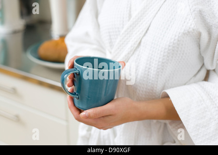 Nahaufnahme eines Womans Hände halten Teetasse Stockfoto