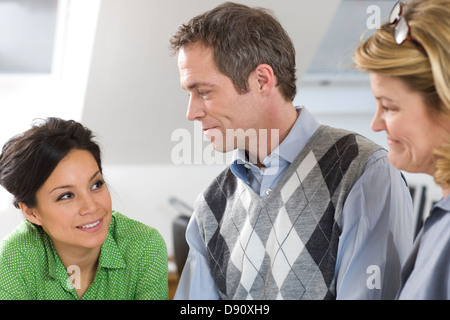Geschäftsleute im Gespräch im Büro Stockfoto