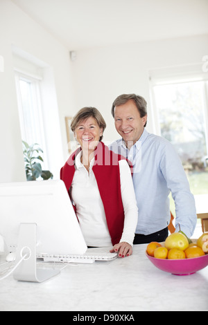 Porträt des reifes Paar mit computer Stockfoto