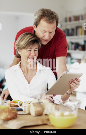 Älteres Paar mit digital-Tablette Stockfoto