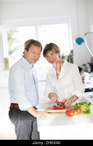 Älteres Paar, die Zubereitung von Speisen am Tisch Stockfoto
