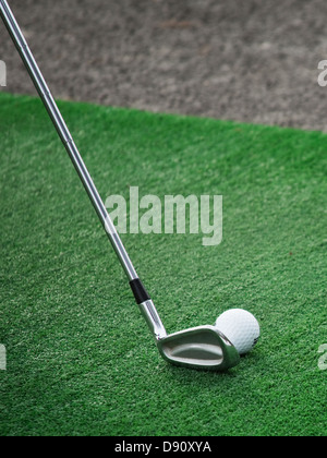 Nahaufnahme von Golfschläger und Golfball Stockfoto
