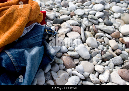 Kleidung an einem Strand, Gotland, Schweden. Stockfoto