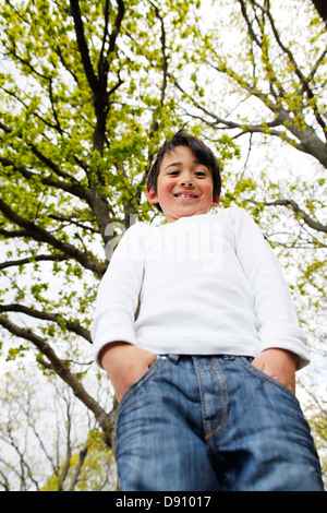 Niedrigen Winkel Porträt eines jungen Stockfoto