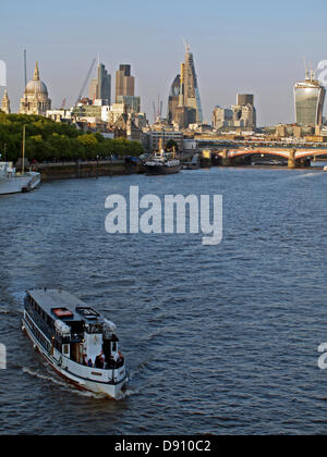 Die Themse und die City of London Skyline zeigt 20 Fenchurch Street (Walkie Talkie) und St. Pauls Cathedral. Stockfoto