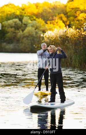 Zwei Personen auf Paddel-am Fluss Stockfoto