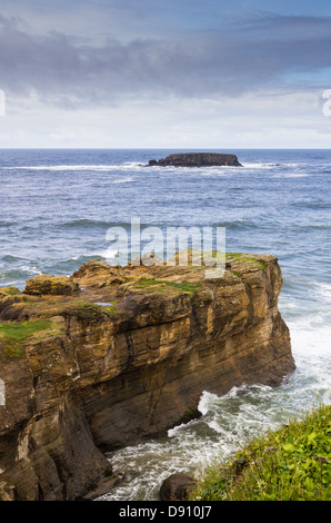 Otter Rock Oregon USA. Möwe-Felsen vor der Küste von Oregon ist Teil des Oregon Islands National WIldlife Refuge Stockfoto