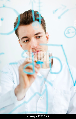 Männliche Wissenschaftler arbeiten im Labor Stockfoto