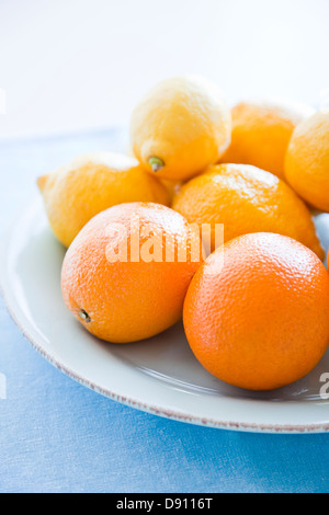 Orangen und Zitronen auf Platte Stockfoto