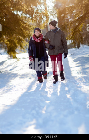 Paare, die im Winterwald Stockfoto