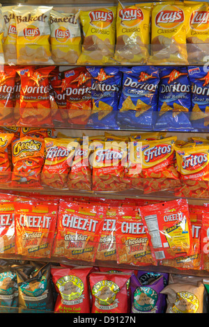 Miami Florida, Internationaler Flughafen, MIA, Terminal, Gate, Snacks, Snacks, Lebensmittel, Junk, Taschen, Lays, Dorito's, Frito's, Cheez-IT, Kartoffelchips, Nacho, Ausstellungsverkauf Stockfoto