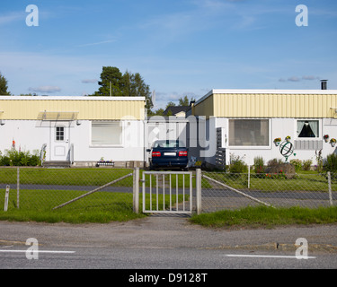 Auto geparkt vor Terrassenhaus Stockfoto