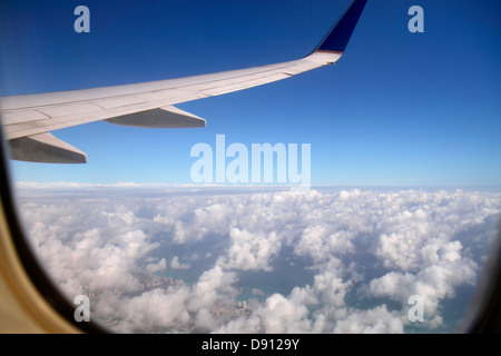 Miami Florida, Internationaler Flughafen, MIA, Flug, Passagierkabine, United Airlines, Passagierkabine, Flug, Fenstersitz, Aussicht, Flügel, Wolken, blauer Himmel, Antenne Stockfoto