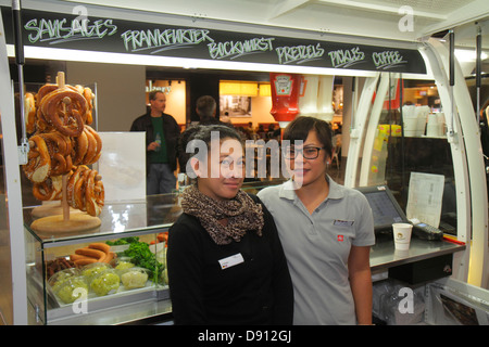 Deutschland, Europa, Nord, EU, Frankfurt am Main Airport, FRA, Terminal, Gate, Shopping Shopper Shopper shoppen shoppen Shops Markt Märkte Marktplatz kaufen verkaufen, Stockfoto