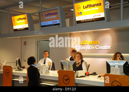 Deutschland, Europa, Nord, EU, Flughafen Frankfurt am Main, FRA, Terminal, Gate, Lufthansa, Service Center, Center, Mann, Männer, Frauen, Angestellte Stockfoto