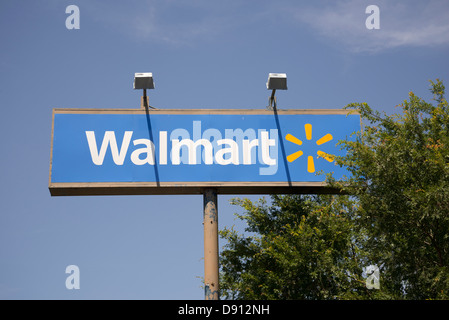 Wal-Mart-Store und Schilder, Lake City, Florida. Stockfoto