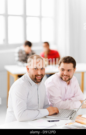 Studenten in der Bibliothek Stockfoto