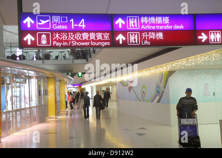 China,Asien,Ferner Osten,Orient,Orient,Hongkong,Internationaler Flughafen,HKG,Terminal,Gate,innen,Informationen,hanzi,Chinesisch,Zeichen,Asian man m Stockfoto