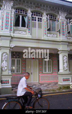 Singapore Petain Road, Petain Court, renoviert, Geschäftshäuser, Keramikfliesen, Rosen, asiatischer Mann Männer männlich, Reiten, Fahrrad, Radfahren, Reiten, Radfahren, Fahrer, Gebäude, s Stockfoto