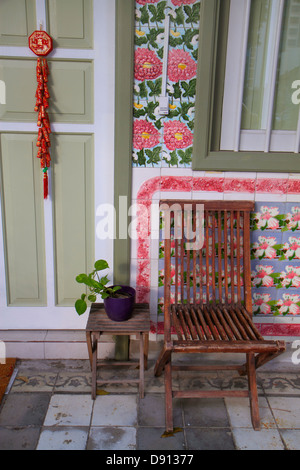 Singapore Petain Road, Petain Court, renoviert, Geschäftshäuser, Keramikfliesen, Rosen, Residenz, Stuhl, Veranda, Sing130131017 Stockfoto