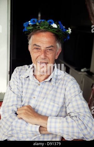 Ältere Menschen tragen Mittsommer-Kranz Stockfoto