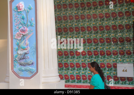 Singapur, Petain Road, Petain Court, renoviert, Ladenhäuser, Keramikfliesen, Rosen, Asiaten ethnischen Einwanderer Minderheit, Erwachsene Erwachsene Frau Frauen Stockfoto