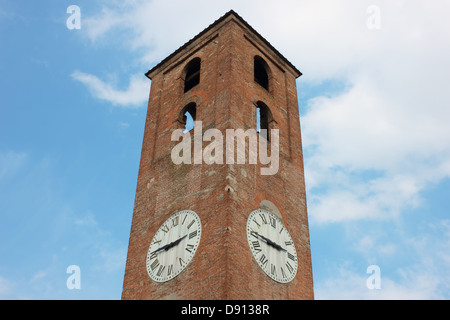 Antike Uhrturm in Lucca, Italien am Hintergrund blauer Himmel mit weißen Wolken. Stockfoto