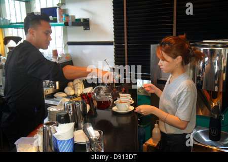 Singapur, Jalan Besar, kam Leng, Hotel, Restaurant Restaurants Essen Essen Café Cafés, Mann Männer männlich, Frau weibliche Frauen, asiatische Kellner Kellner Kellner Kellner Kellner Angestellte Stockfoto