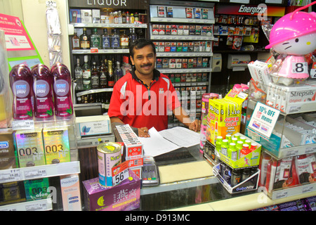 Singapore Kallang Road, 7-Eleven, 24-Stunden-Geschäft, asiatischer Mann Männer, Mann, Arbeit, Arbeit, Kassierer, Theke, Uniform, innen, Sing130201027 Stockfoto