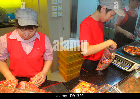 Singapur, Kallang Road, Lavendel Station, Essen, Bee Cheng Hiang, bakkwa, rauer, Schweinefleisch ruckartig, Asiaten ethnischen Einwanderer Minderheit, Erwachsene Erwachsene m Stockfoto