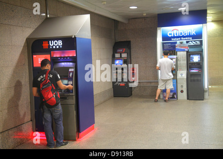 Singapore Kallang Road, Lavender MRT Station, East West Line, U-Bahn, ATM, Währung, Geld, Banken, automatischer Geldautomat, citibank, UOB, SAM, hanzi, Cha Stockfoto