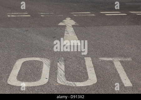 Straßenmarkierungen und Asphalt Schilder Weg, Schild mit Pfeil Stockfoto