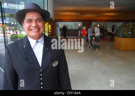 Singapore Raffles City, Swissotel The Stamford, Hotel, Lobby, asiatischer Mann, Männer, Türsteher, Uniform, Job, Arbeit, Arbeit, Lächeln, glücklich, Sing130201066 Stockfoto