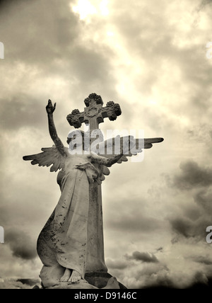 Schutzengel-Statue im Friedhof. Comillas, Kantabrien, Spanien, Europa Stockfoto