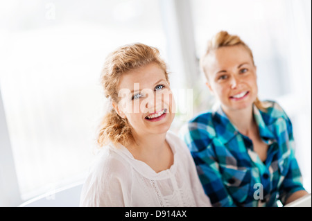 Zwei junge Frauen, Blick in die Kamera Stockfoto