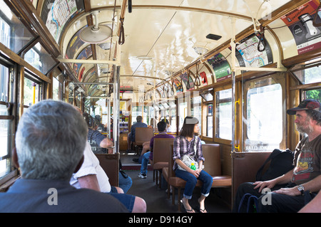 dh Melbourne Straßenbahn MELBOURNE Australien Tourist Straßenbahn Passagiere Straßenbahnen Innenraum kostenlose City Circle Tram Stockfoto