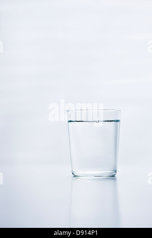 Studioaufnahme von Glas Wasser Stockfoto