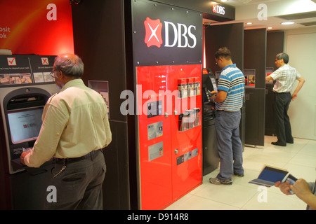 Singapore Raffles Place MRT-Station, Geldautomat, Geldautomat, DBS, asiatischer Mann Männer, Self-Service, Banken, Banken, Banken, Währung, Geld, Sing130201122 Stockfoto