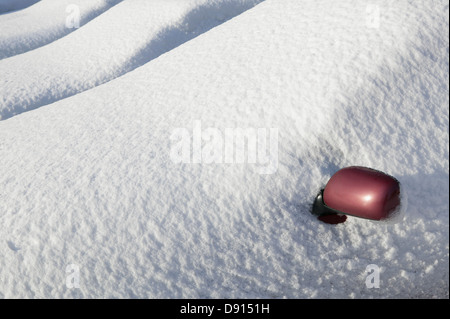 Nahaufnahme der Außenspiegel Abdeckung durch Schnee Stockfoto