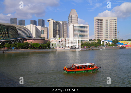 Singapore Singapore River, Marina Bay, Esplanade Theatres on the Bay, Theater, Theater im Freien, Wassertaxi, Kreuzfahrt-Boot, Marina Promenade, The Ritz-Carlton Mi Stockfoto