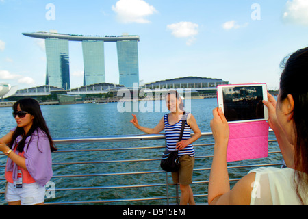 Singapur, Singapur River Water, Marina Bay Water, Merlion Park, Asiaten ethnischen Einwanderer Minderheit, Erwachsene Erwachsene Frau Frauen weibliche Dame, p Stockfoto